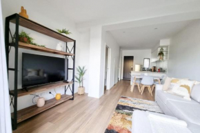 Huntington Townhouse with Patio and Parking